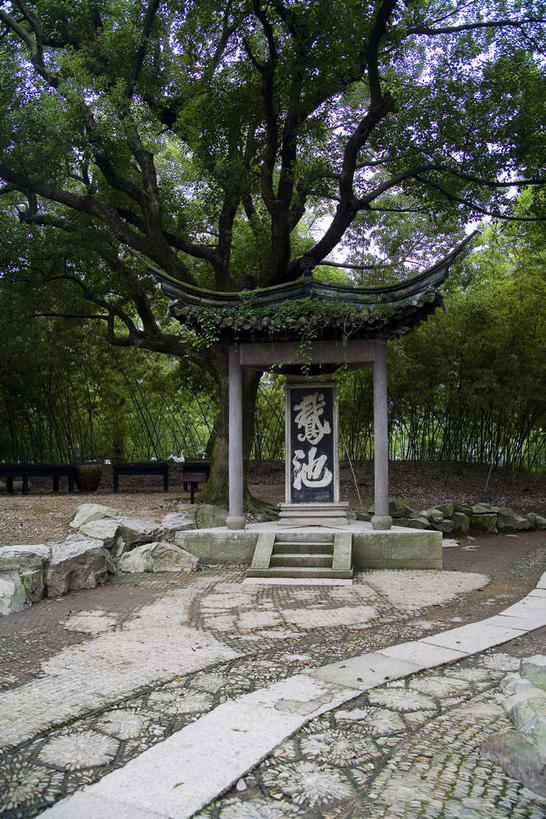 无人,竖图,室外,白天,正面,旅游,度假,名胜古迹,植物,楼梯,标志建筑,道路,地标,建筑,路,中国,亚洲,阴影,遗迹,光线,瓦片,影子,柱子,阶梯,亭子,屋檐,小路,交通,古迹,文物,娱乐,建设,古建筑,浙江,檐,台阶,树,树木,浙江省,绿色,阳光,自然,凉亭,享受,休闲,旅游胜地,放松,生长,成长,古文明,东亚,绍兴,兰亭,中华人民共和国,华东地区,浙,绍兴市,彩图,飞檐