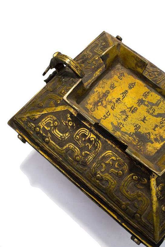 无人,竖图,俯视,室内,特写,白天,白色背景,静物,金属制品,雕塑,阴影,艺术,装饰,反射,纹路,金属,标志,雕刻,雕像,文字,纹理,影子,字符,古典,文化,文物,标识,一个,工艺品,汉字,摄影,影棚,单个,古董,纪念,华丽,修饰,美术,点缀,古物,中文,摄影棚,主题,陈列,古玩,肌理,青铜,功能,美学,衬托,美观,雅致,雅观,国文,华文,青铜器,彩图,高角度拍摄,影棚拍摄,拍摄,青铜制品,交龙纹