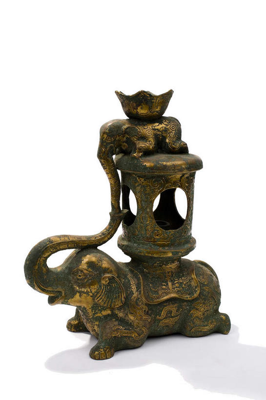 无人,竖图,室内,特写,白天,白色背景,侧面,哺乳动物,大象,野生动物,静物,金属制品,照明,雕塑,阴影,艺术,装饰,生锈,反射,金属,雕刻,雕像,影子,灯光,古典,文化,文物,煤油灯,灯,一个,一只,动物,工艺品,灯具,趴着,摄影,影棚,单个,古董,纪念,腐蚀,侵蚀,照亮,美术,古物,照明设备,摄影棚,主题,陈列,古玩,青铜,功能,美学,青铜器,腐化,锈迹斑斑,象,趴,彩图,全身,影棚拍摄,拍摄,马灯,青铜制品