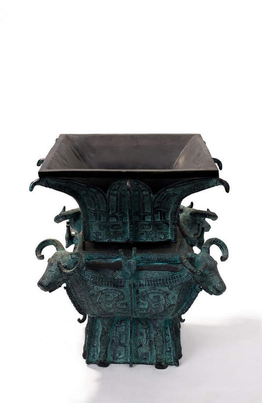 无人,竖图,室内,特写,白天,白色背景,正面,静物,金属制品,雕塑,阴影,艺术,装饰,生锈,反射,金属,雕刻,雕像,影子,古典,文化,文物,一个,工艺品,摄影,影棚,单个,古董,纪念,腐蚀,侵蚀,美术,古物,摄影棚,主题,陈列,古玩,青铜,功能,美学,青铜器,腐化,锈迹斑斑,彩图,影棚拍摄,拍摄,青铜制品,礼器,四羊方尊