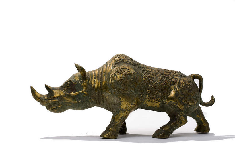 无人,站,横图,室内,特写,白天,白色背景,侧面,野生动物,静物,杯子,金属制品,雕塑,阴影,艺术,装饰,生锈,反射,纹路,金属,雕刻,雕像,纹理,影子,古典,文化,文物,一个,一只,动物,酒杯,工艺品,站着,摄影,影棚,单个,古董,纪念,腐蚀,侵蚀,美术,古物,摄影棚,樽,主题,凶猛,陈列,古玩,肌理,青铜,功能,美学,青铜器,腐化,锈迹斑斑,残暴,凶残,犀牛,站立,彩图,全身,影棚拍摄,拍摄,青铜制品,错金银云纹青铜犀尊