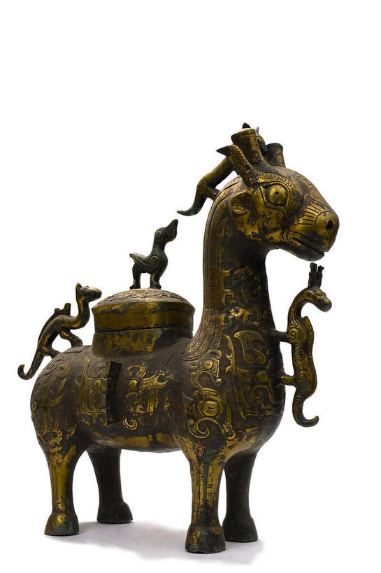 无人,站,竖图,室内,特写,白天,白色背景,侧面,牛,静物,杯子,金属制品,雕塑,艺术,装饰,生锈,纹路,金属,雕刻,雕像,纹理,古典,文化,文物,一匹,一个,动物,酒杯,工艺品,站着,家畜,摄影,牲畜,影棚,单个,古董,纪念,腐蚀,侵蚀,美术,古物,摄影棚,樽,主题,陈列,古玩,肌理,青铜,功能,美学,青铜器,腐化,锈迹斑斑,站立,彩图,全身,影棚拍摄,拍摄,青铜制品,牛尊,牺尊