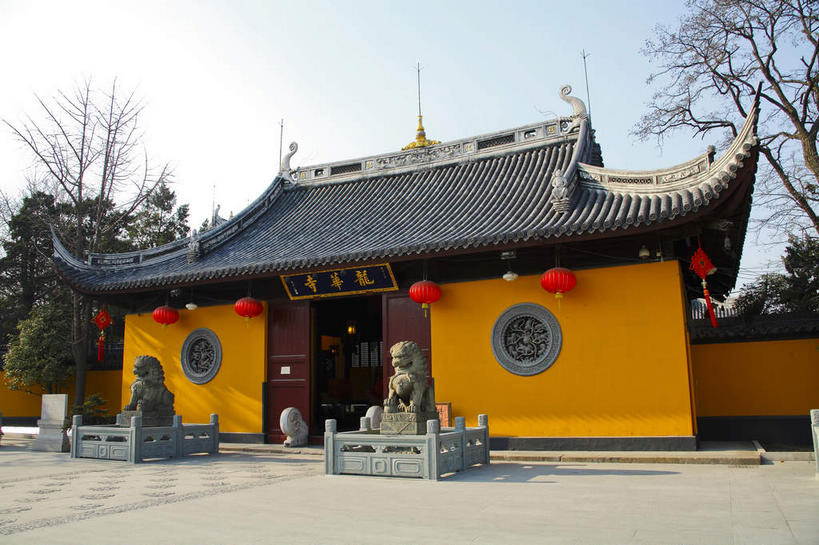 无人,寺庙,栏杆,横图,室外,白天,正面,旅游,度假,名胜古迹,树林,植物,窗户,标志建筑,道路,地标,建筑,路,哺乳动物,野生动物,狮子,照明,雕塑,上海,中国,亚洲,一块,许多,吊挂,悬挂,阴影,节日,辟邪,遗迹,艺术,装饰,光线,标志,灯笼,雕刻,雕像,牌匾,瓦片,文字,影子,纸灯笼,字符,墙,屋檐,围栏,小路,交通,很多,挂,古迹,文化,文物,娱乐,标识,建设,古建筑,护栏,石雕,檐,玻璃窗,墙壁,墙面,石板路,树,树木,两个,黄色,红色,蓝色,绿色,蓝天,天空,阳光,自然,动物,工艺品,灯具,庙宇,石狮,天,祈祷,享受,休闲,健康,汉字,旅游胜地,放松,许愿,宗教,佛教,信仰,生长,晴朗,成长,纪念,祈求,照亮,美术,申,照明设备,中文,主题,凶猛,陈列,古文明,东亚,龙华寺,徐汇区,上海市,万里无云,中华人民共和国,沪,华东地区,功能,美学,驱邪,祛邪,避邪,国文,华文,守护神,释教,残暴,平安,凶残,晴空,晴空万里,彩图,庙,寺,飞檐