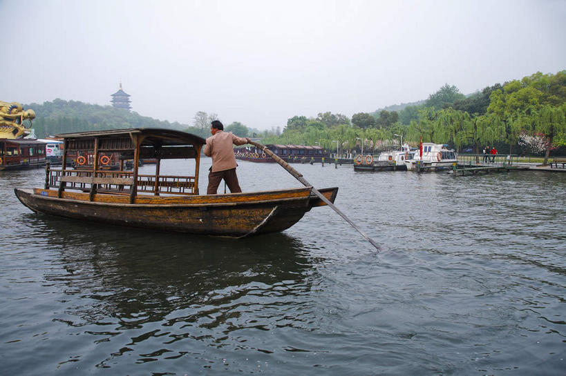 东方人,一个人,站,横图,室外,白天,旅游,度假,湖,湖泊,美景,水,植物,船,西湖,中国,亚洲,仅一个男性,仅一个人,一艘,波纹,飞溅,服装,溅,液体,湖面,景观,水滴,水流,水面,乌云,云,阴天,云朵,木船,云彩,黄种人,娱乐,浙江,水珠,树,树木,浙江省,仅一个年轻男性,背面,衣服,绿色,水纹,天空,自然,船尾波,交通工具,波浪,湖水,天,站着,享受,休闲,景色,放松,服饰,生长,成长,杭州,桨,舟,昏暗,衣着,阴沉,穿着,喷洒,自然风光,载具,东亚,杭州市,中华人民共和国,华东地区,省会,浙,衣饰,男人,男性,年轻男性,亚洲人,站立,彩图,全身