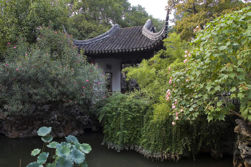 无人,横图,室外,白天,正面,旅游,度假,河流,礁石,石头,名胜古迹,水,植物,标志建筑,地标,建筑,中国,亚洲,阴影,遗迹,光线,石子,瓦片,影子,亭子,屋顶,屋檐,河水,水流,顶棚,古迹,文物,娱乐,建设,古建筑,江苏,苏州,檐,树,树木,绿色,天空,阳光,自然,凉亭,天,享受,休闲,旅游胜地,放松,生长,成长,古文明,东亚,江苏省,苏州市,中华人民共和国,华东地区,苏,阊门,姑苏区,留园,礁,石块,岩石,彩图,姑苏,飞檐,吴门