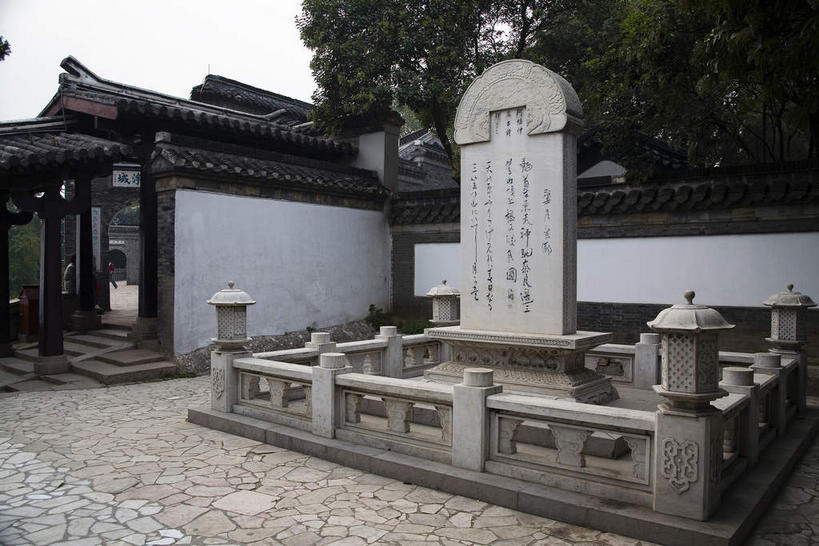 无人,寺庙,栏杆,横图,室外,白天,正面,旅游,度假,名胜古迹,植物,标志建筑,地标,建筑,雕塑,中国,亚洲,阴影,节日,遗迹,艺术,装饰,光线,雕刻,雕像,瓦片,影子,墙,屋顶,屋檐,围栏,燃烧,顶棚,古迹,文化,文物,娱乐,建设,古建筑,江苏,护栏,石雕,石刻,檐,墙壁,墙面,树,树木,绿色,天空,阳光,自然,石碑,香火,工艺品,庙宇,天,祈祷,享受,休闲,健康,旅游胜地,放松,许愿,宗教,信仰,生长,成长,纪念,祈求,美术,主题,陈列,古文明,东亚,江苏省,中华人民共和国,华东地区,苏,功能,美学,镇江,镇江市,平安,彩图,庙,寺,甘露寺,北固山,天下第一江山