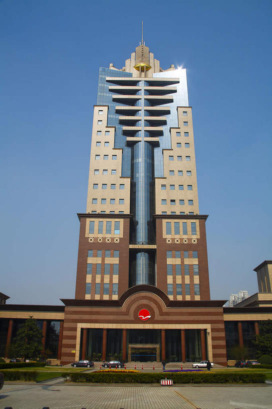 无人,高楼大厦,栏杆,竖图,室外,白天,仰视,旅游,度假,树林,植物,窗户,标志建筑,大厦,道路,地标,建筑,路,摩天大楼,指示牌,公路,汽车,上海,中国,亚洲,许多,阴影,光线,标志,文字,影子,柱子,墙,围栏,交通,很多,娱乐,标识,建设,浦东,护栏,玻璃窗,墙壁,墙面,车,树,树木,红色,蓝色,绿色,蓝天,天空,阳光,自然,交通工具,轿车,天,享受,休闲,旅游胜地,放松,生长,晴朗,成长,申,载具,浦东新区,东亚,上海市,万里无云,中华人民共和国,沪,华东地区,晴空,晴空万里,马路,彩图,低角度拍摄,大楼,高层建筑,高楼,摩天楼,东视大厦