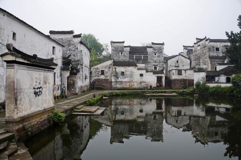 无人,家,横图,室外,白天,仰视,旅游,度假,河流,名胜古迹,树林,水,植物,窗户,标志建筑,道路,地标,建筑,路,中国,亚洲,阴影,遗迹,光线,影子,房屋,墙,屋顶,屋子,河水,水流,乡村,农村,小路,交通,顶棚,古迹,文物,娱乐,建设,古建筑,浙江,楼房,玻璃窗,墙壁,墙面,住宅,树,树木,浙江省,绿色,白色,倒影,天空,阳光,自然,村庄,天,享受,休闲,旅游胜地,放松,生长,成长,村落,倒映,古文明,东亚,中华人民共和国,华东地区,浙,金华,金华市,屯子,墟落,反照,彩图,低角度拍摄,房子,兰谿市,兰溪市