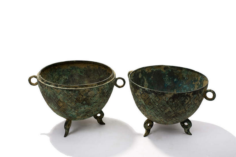 无人,横图,俯视,室内,特写,白天,白色背景,静物,金属制品,阴影,装饰,生锈,反射,纹路,金属,纹理,影子,古典,文化,文物,两个,容器,工艺品,碗,摄影,影棚,古董,储藏,华丽,修饰,腐蚀,侵蚀,点缀,古物,储存,摄影棚,古玩,肌理,青铜,衬托,美观,雅致,雅观,青铜器,腐化,锈迹斑斑,彩图,高角度拍摄,影棚拍摄,拍摄,贮存,青铜制品,勾连雷纹,敦