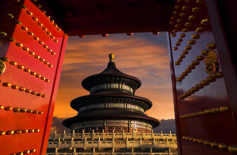 无人,天坛,宫殿,栏杆,横图,室外,白天,仰视,旅游,度假,名胜古迹,日落,门,标志建筑,地标,建筑,北京,中国,亚洲,一排,许多,节日,遗迹,整齐,装饰,并列,并排,环绕,围绕,瓦片,屋檐,晚霞,霞光,落日,围栏,首都,很多,环抱,古迹,文化,文物,娱乐,建设,古建筑,护栏,檐,排列,黄昏,门框,祈祷,祈福,享受,休闲,健康,旅游胜地,彩霞,放松,许愿,宗教,信仰,纪念,华丽,修饰,祈求,点缀,宫廷,队列,平行,祭天,古文明,东亚,中华人民共和国,东城区,北京市,京,北平,华北地区,天坛公园,衬托,美观,雅致,雅观,祈年殿,王宫,萦绕,夕照,薄暮,北京天坛,祈谷坛,平安,夕阳,彩图,低角度拍摄,傍晚,皇宫,永定门内大街,斜阳,加固,门钉