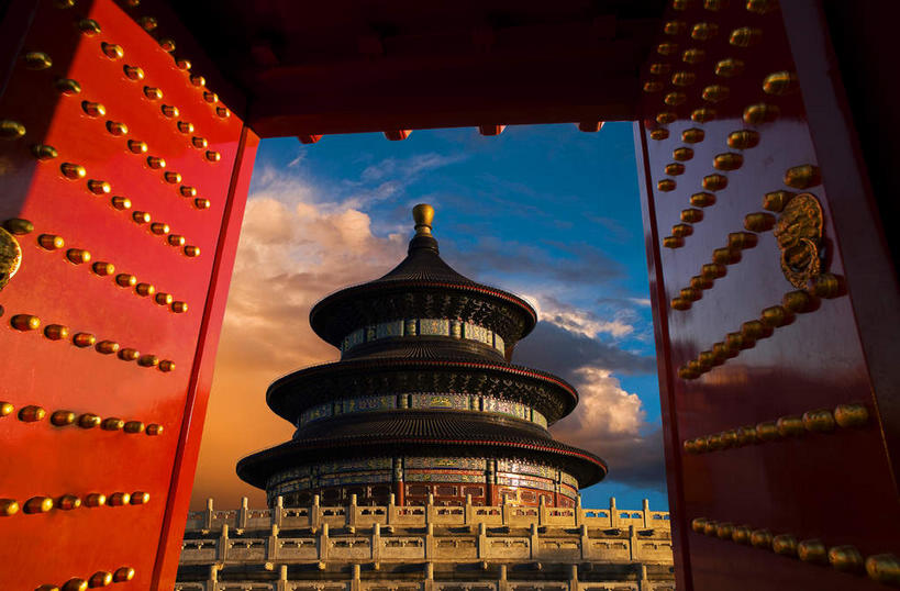 无人,天坛,宫殿,栏杆,横图,室外,白天,仰视,旅游,度假,名胜古迹,日落,门,标志建筑,地标,建筑,北京,中国,亚洲,一排,许多,节日,遗迹,整齐,装饰,并列,并排,环绕,围绕,瓦片,屋檐,晚霞,霞光,落日,围栏,首都,很多,环抱,古迹,文化,文物,娱乐,建设,古建筑,护栏,檐,排列,黄昏,门框,祈祷,祈福,享受,休闲,健康,旅游胜地,彩霞,放松,许愿,宗教,信仰,纪念,华丽,修饰,祈求,点缀,宫廷,队列,平行,祭天,古文明,东亚,中华人民共和国,东城区,北京市,京,北平,华北地区,天坛公园,衬托,美观,雅致,雅观,祈年殿,王宫,萦绕,夕照,薄暮,北京天坛,祈谷坛,平安,夕阳,彩图,低角度拍摄,傍晚,皇宫,永定门内大街,斜阳,加固,门钉