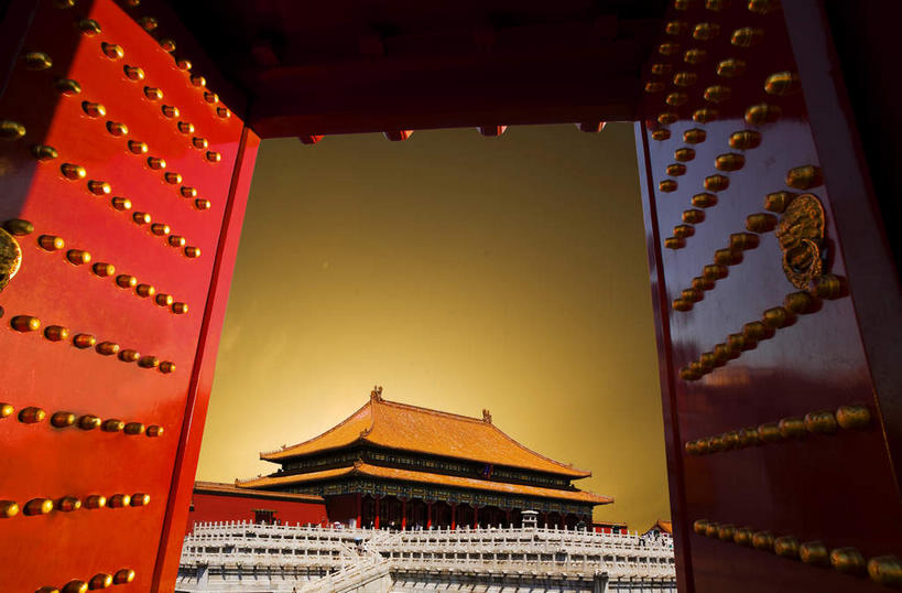 无人,故宫,宫殿,栏杆,横图,室外,白天,仰视,旅游,度假,名胜古迹,日落,楼梯,门,标志建筑,地标,建筑,北京,中国,亚洲,一排,许多,遗迹,整齐,装饰,并列,并排,扶手,瓦片,阶梯,屋顶,屋檐,晚霞,霞光,落日,褐色,首都,很多,顶棚,古迹,文物,娱乐,建设,古建筑,护栏,檐,台阶,排列,红色,黄昏,门框,紫禁城,享受,休闲,旅游胜地,彩霞,放松,华丽,修饰,点缀,宫廷,权利,队列,平行,古文明,东亚,中华人民共和国,北京市,京,北平,华北地区,衬托,美观,雅致,雅观,北京故宫博物院,王宫,太和殿,夕照,薄暮,夕阳,彩图,低角度拍摄,傍晚,皇宫,奉天殿,斜阳,加固,门钉