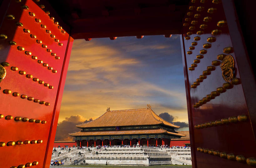 无人,故宫,宫殿,栏杆,横图,室内,白天,仰视,旅游,度假,数码,科技,名胜古迹,日落,楼梯,门,标志建筑,地标,建筑,北京,中国,亚洲,一排,许多,阴影,遗迹,整齐,装饰,网络,扶手,柱子,阶梯,屋顶,晚霞,霞光,落日,首都,很多,高光,几何,计算机图形,合成,顶棚,古迹,文物,娱乐,建设,古建筑,护栏,台阶,排列,红色,黄昏,门框,紫禁城,享受,休闲,金色,旅游胜地,彩霞,放松,华丽,修饰,点缀,电脑合成图,数码合成图,宫廷,权利,合成图,队列,古文明,东亚,中华人民共和国,北京市,京,北平,华北地区,写实,具体,具象,衬托,美观,雅致,雅观,北京故宫博物院,王宫,太和殿,夕照,薄暮,夕阳,彩图,低角度拍摄,傍晚,皇宫,奉天殿,斜阳,加固,门钉