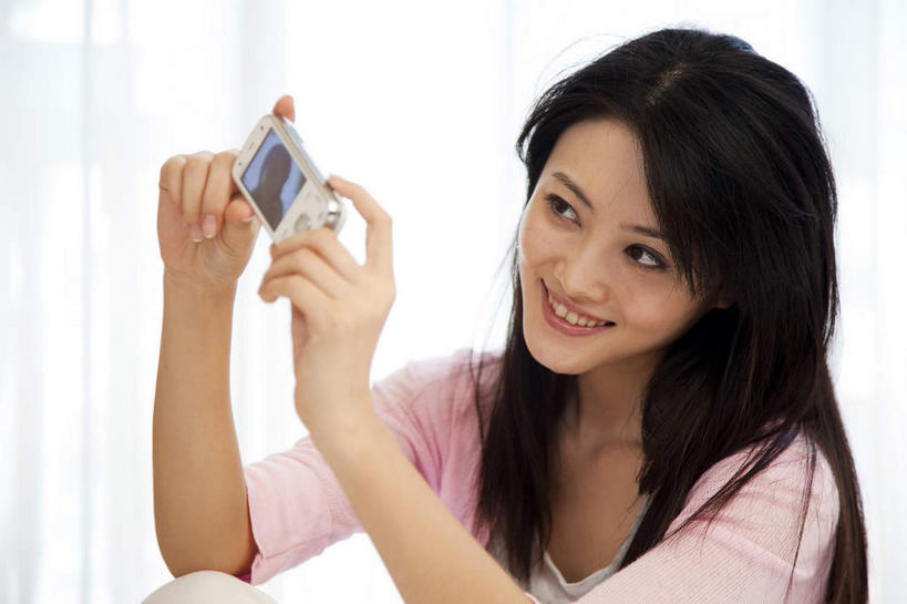 东方人,一个人,笑,打电话,微笑,露齿笑,横图,室内,白天,正面,显示器,卧室,电话,手机,亚洲,仅一个年轻女性,仅一个女性,仅一个人,握,服装,屏幕,墙,拿,拿着,注视,休闲装,黄种人,通讯设备,显示屏,墙壁,墙面,拍照,衣服,粉色,白色,观察,看,休闲,休闲服,握着,自拍,摄影,服饰,观看,察看,关注,输出设备,一部,交流,年轻女性,女人,女性,亚洲人,沟通,通话,半身,彩图,照相,睡房,卧房