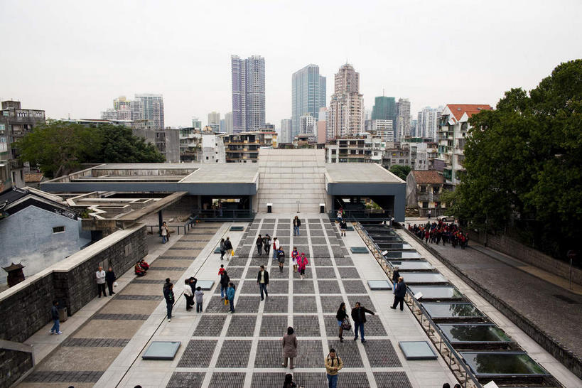 东方人,家,高楼大厦,走,横图,俯视,室外,白天,度假,美景,植物,城市风光,标志建筑,城市,大厦,地标,建筑,摩天大楼,澳门,中国,亚洲,行人,游客,游人,服装,房屋,屋子,景观,公寓,建筑群,许多人,休闲装,黄种人,娱乐,建设,洋房,楼房,路人,旅客,住宅,树,树木,衣服,绿色,天空,自然,天,一群人,享受,休闲,休闲服,景色,放松,服饰,生长,成长,东亚,港澳台,中华人民共和国,澳门特别行政区,澳,过客,男人,男性,年轻男性,年轻女性,女人,女性,中年男性,中年女性,亚洲人,步行,散步,走路,半身,彩图,高角度拍摄,房子,大楼,高层建筑,高楼,摩天楼