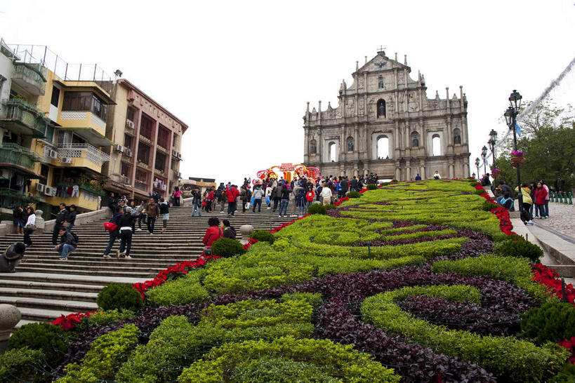 东方人,家,站,走,横图,室外,白天,仰视,旅游,度假,花海,花圃,名胜古迹,植物,楼梯,标志建筑,地标,建筑,叶子,澳门,中国,亚洲,行人,服装,环保,遗迹,盛开,房屋,阶梯,屋子,公寓,防护,许多人,花蕾,注视,休闲装,黄种人,古迹,文物,娱乐,建设,古建筑,洋房,楼房,路人,台阶,住宅,花,花瓣,花朵,花卉,鲜花,树,树木,衣服,绿色,天空,自然,花丛,花束,花田,天,花苞,花蕊,观察,看,站着,一群人,享受,休闲,休闲服,旅游胜地,放松,服饰,生长,成长,观看,察看,关注,美好,美妙,间隔,古文明,东亚,大三巴牌坊,港澳台,中华人民共和国,美观,雅观,澳门特别行政区,澳,过客,绿篱,生篱,树篱,植篱,男人,男性,年轻男性,年轻女性,女人,女性,亚洲人,步行,散步,站立,走路,半身,彩图,低角度拍摄,房子,大三巴,圣保禄大教堂遗址