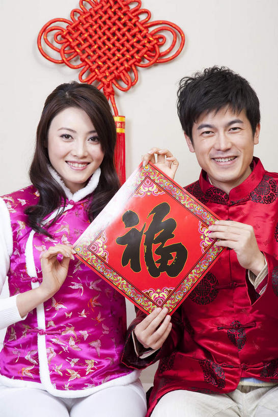东方人,两个人,家庭,夫妻,坐,笑,微笑,露齿笑,竖图,室内,白天,正面,民族服装,爱情,春节,亚洲,握,节日,庆祝,艺术,标志,文字,字符,手工艺品,墙,浪漫,注视,黄种人,文化,标识,墙壁,墙面,红色,紫色,白色,黑色,工艺品,中国结,观察,看,庆典,温暖,温馨,一家人,汉字,恩爱,握着,恋人,观看,纪念,和睦,察看,高雅,关注,中文,饰物,自信心,品位,国文,华文,男人,男性,年轻男性,年轻女性,女人,女性,亚洲人,年轻人,夫妇,情侣,坐着,半身,彩图,传统服装,民俗服,伴侣,唐装,融洽