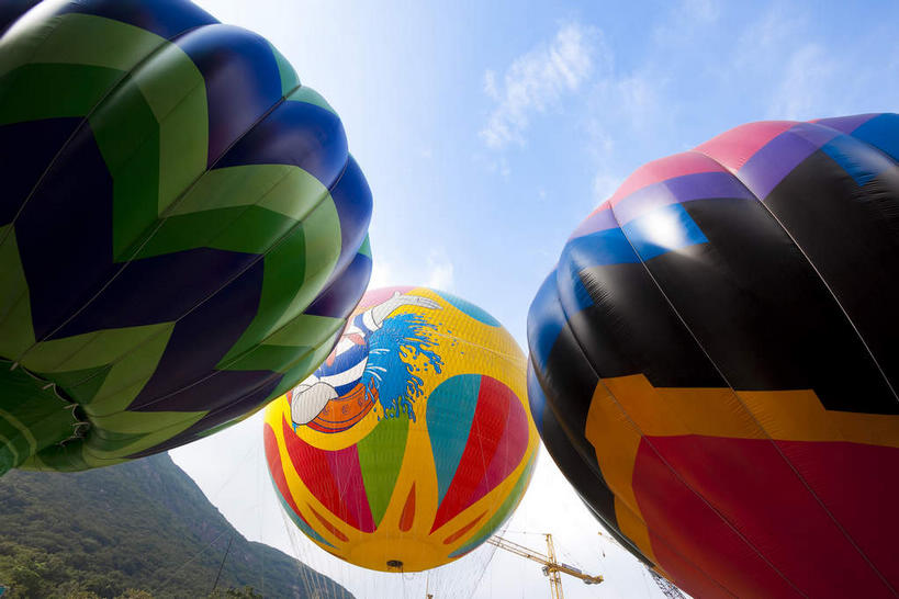 无人,横图,室外,白天,仰视,度假,美景,植物,城市风光,城市,香港,中国,亚洲,阴影,飞行,光线,影子,景观,云,云朵,交通,云彩,娱乐,航空,树,树木,三个,蓝色,绿色,白云,蓝天,天空,阳光,自然,热气球,交通工具,天,享受,休闲,景色,放松,运输,生长,晴朗,成长,港,载具,东亚,香港岛,香港特别行政区,港澳台,中华人民共和国,港岛,晴空,彩图,低角度拍摄,黄竹坑,香港海洋公园