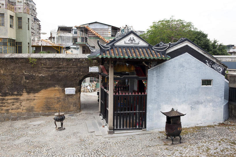 无人,广场,寺庙,横图,室外,白天,正面,旅游,度假,名胜古迹,植物,标志建筑,地标,建筑,澳门,中国,亚洲,节日,遗迹,瓦片,屋顶,顶棚,瓦,古迹,文化,文物,娱乐,建设,古建筑,树,树木,绿色,天空,自然,庙宇,天,祈祷,享受,休闲,健康,旅游胜地,放松,许愿,宗教,建造,佛教,信仰,生长,成长,纪念,祈求,古文明,东亚,屋瓦,港澳台,中华人民共和国,澳门特别行政区,澳,释教,平安,彩图,庙,寺,议事亭前地