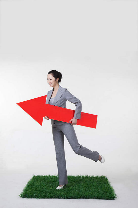 东方人,一个人,商务人士,商务女性,站,笑,微笑,露齿笑,竖图,室内,白天,白色背景,侧面,草地,草坪,植物,亚洲,仅一个年轻女性,仅一个女性,仅一个人,握,套装,拿,拿着,抬腿,注视,黄种人,方向,箭头,草,一个,红色,绿色,草皮,观察,看,站着,握着,摄影,影棚,单个,观看,察看,指向,关注,摄影棚,商务装,工薪阶层,簇,人造草皮,年轻女性,女人,女性,亚洲人,白领,上班族,站立,彩图,全身,影棚拍摄,拍摄