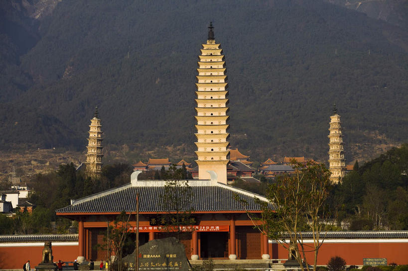 无人,寺庙,横图,室外,白天,正面,旅游,度假,名胜古迹,森林,山,山脉,树林,植物,标志建筑,地标,建筑,大理,中国,亚洲,阴影,节日,遗迹,光线,影子,山峰,塔,山峦,古迹,文化,文物,娱乐,建设,古建筑,宝塔,云南,佛塔,树,树木,绿色,阳光,自然,庙宇,群山,祈祷,享受,休闲,健康,旅游胜地,放松,许愿,宗教,佛教,信仰,生长,成长,纪念,祈求,古文明,东亚,云南省,中华人民共和国,西南地区,崇圣寺三塔,滇,大理州,大理白族自治州,释教,浮图,浮屠,三塔寺,平安,彩图,庙,寺,塔婆,浮图塔,浮头,佛图