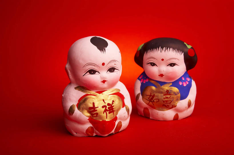 东方人,儿童,无人,两个人,横图,室内,特写,白天,正面,纯洁,静物,雕塑,春节,亚洲,红色背景,节日,庆祝,艺术,装饰,标志,雕刻,雕像,泥塑,文字,字符,黄种人,文化,标识,小孩,工艺品,庆典,汉字,可爱,童年,童趣,摄影,影棚,纪念,美术,中文,摄影棚,主题,陈列,童真,烂漫,无邪,功能,美学,国文,华文,两尊,天真,男孩,男人,男性,女孩,女人,女性,亚洲人,彩图,全身,影棚拍摄,拍摄,男生,女生