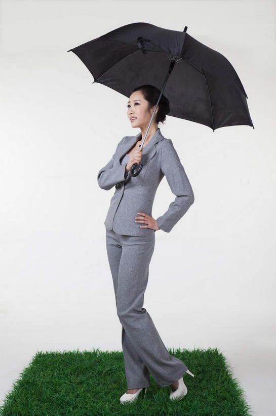 东方人,一个人,商务人士,商务女性,站,笑,微笑,露齿笑,竖图,室内,白天,白色背景,正面,草地,草坪,植物,亚洲,仅一个年轻女性,仅一个女性,仅一个人,一把,握,套装,伞,雨伞,遮阳伞,拿,拿着,注视,黄种人,阳伞,手叉腰,草,绿色,黑色,草皮,叉腰,观察,看,站着,握着,摄影,影棚,观看,察看,太阳伞,关注,摄影棚,商务装,工薪阶层,人造草皮,单手叉腰,年轻女性,女人,女性,亚洲人,白领,上班族,站立,彩图,全身,影棚拍摄,拍摄