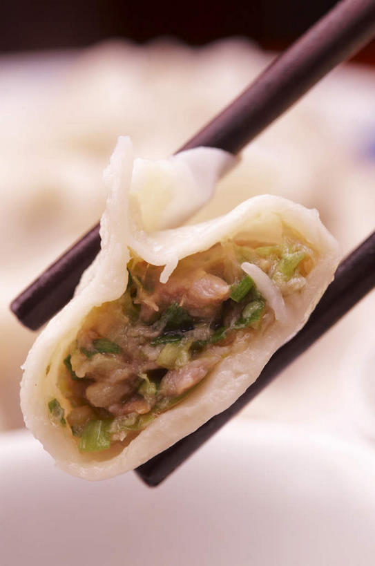 面食,无人,竖图,俯视,室内,特写,白天,中餐,筷子,餐具,一堆,一双,许多,切开,堆叠,堆积,朦胧,模糊,料理,食品,饺子,面点,半个,很多,文化,传统,小吃,食物,切,一半,中式,堆,礼节,礼仪,剖面,水饺,切面,进餐用具,彩图,高角度拍摄