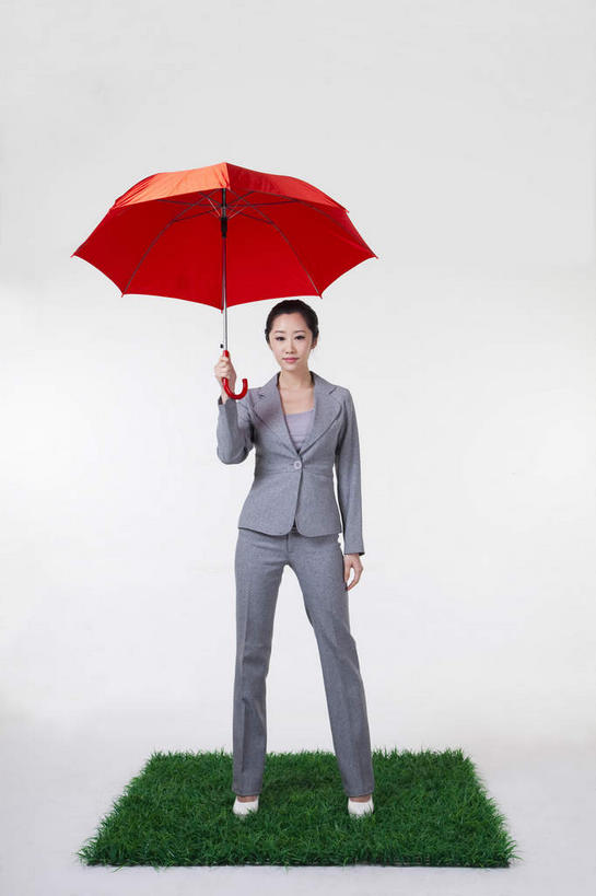 东方人,一个人,商务人士,商务女性,站,笑,微笑,露齿笑,竖图,室内,白天,正面,草地,草坪,植物,亚洲,仅一个年轻女性,仅一个女性,仅一个人,一把,握,灰色背景,套装,伞,雨伞,遮阳伞,拿,拿着,注视,黄种人,阳伞,草,红色,绿色,草皮,观察,看,站着,握着,摄影,影棚,观看,察看,太阳伞,关注,摄影棚,商务装,工薪阶层,人造草皮,年轻女性,女人,女性,亚洲人,白领,上班族,站立,彩图,全身,影棚拍摄,拍摄