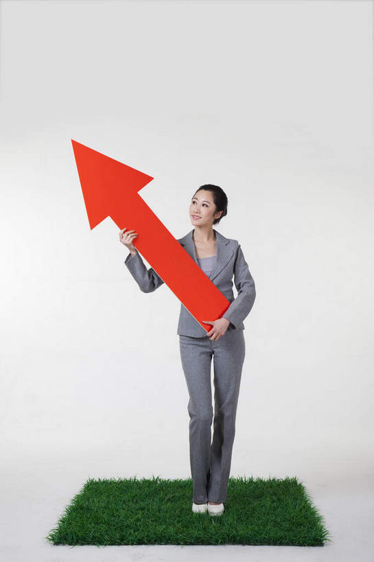 东方人,一个人,商务人士,商务女性,站,笑,微笑,露齿笑,竖图,室内,白天,正面,草地,草坪,植物,亚洲,仅一个年轻女性,仅一个女性,仅一个人,握,灰色背景,套装,拿,拿着,注视,黄种人,方向,箭头,草,一个,红色,绿色,草皮,观察,看,站着,握着,摄影,影棚,单个,观看,察看,指向,关注,摄影棚,商务装,工薪阶层,簇,人造草皮,年轻女性,女人,女性,亚洲人,白领,上班族,站立,彩图,全身,影棚拍摄,拍摄