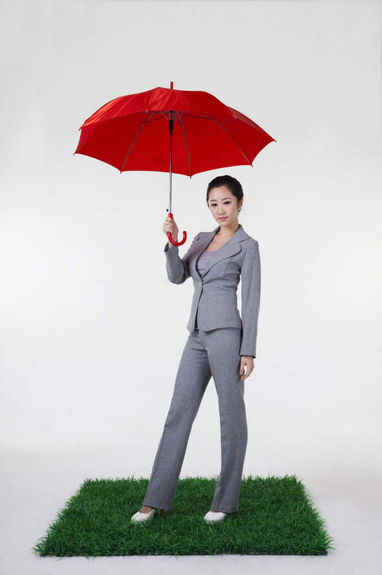 东方人,一个人,商务人士,商务女性,站,竖图,室内,白天,正面,草地,草坪,植物,亚洲,仅一个年轻女性,仅一个女性,仅一个人,一把,握,灰色背景,套装,伞,雨伞,遮阳伞,拿,拿着,注视,黄种人,阳伞,草,红色,绿色,草皮,观察,看,站着,握着,摄影,影棚,观看,察看,太阳伞,关注,摄影棚,商务装,工薪阶层,人造草皮,年轻女性,女人,女性,亚洲人,白领,上班族,站立,彩图,全身,影棚拍摄,拍摄