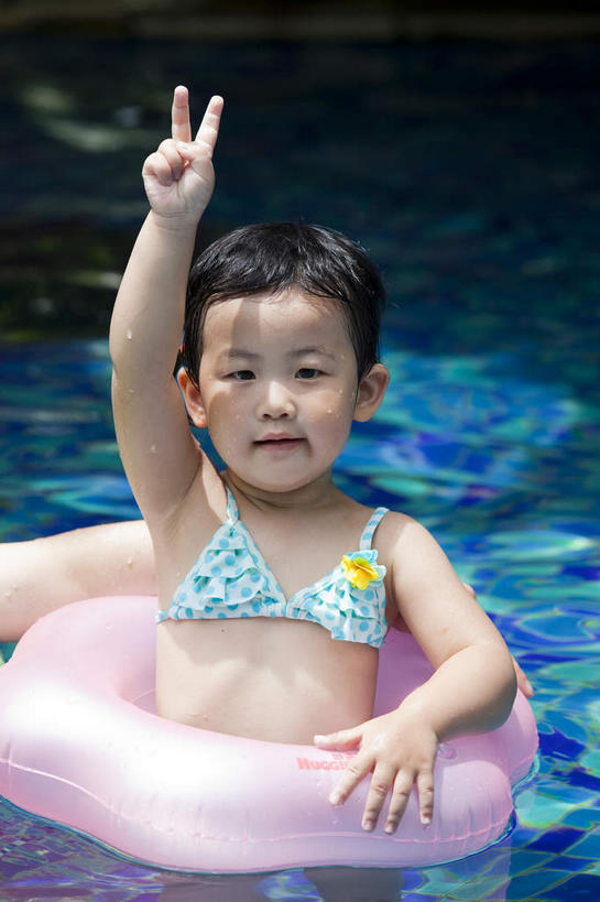 游泳,东方人,儿童,一个人,游泳池,坐,举,竖图,室外,白天,正面,泳装,比基尼,快乐,兴奋,纯洁,骄傲,成功,胜利,水,亚洲,仅一个女性,仅一个人,阴影,光线,救生圈,影子,塑料,水池,水面,注视,黄种人,泳池,一个,小孩,粉色,阳光,塑料制品,游泳圈,观察,看,手势,托,仅一个小孩,可爱,童年,童趣,自信,充气,单个,观看,察看,救生,关注,童真,烂漫,无邪,泅水,天真,女孩,女人,女性,亚洲人,孩子,举起,举手,举着,向上举,向上伸,向上托,坐着,半身,彩图,三点式,泳衣,欢乐,开心,女生,打手势