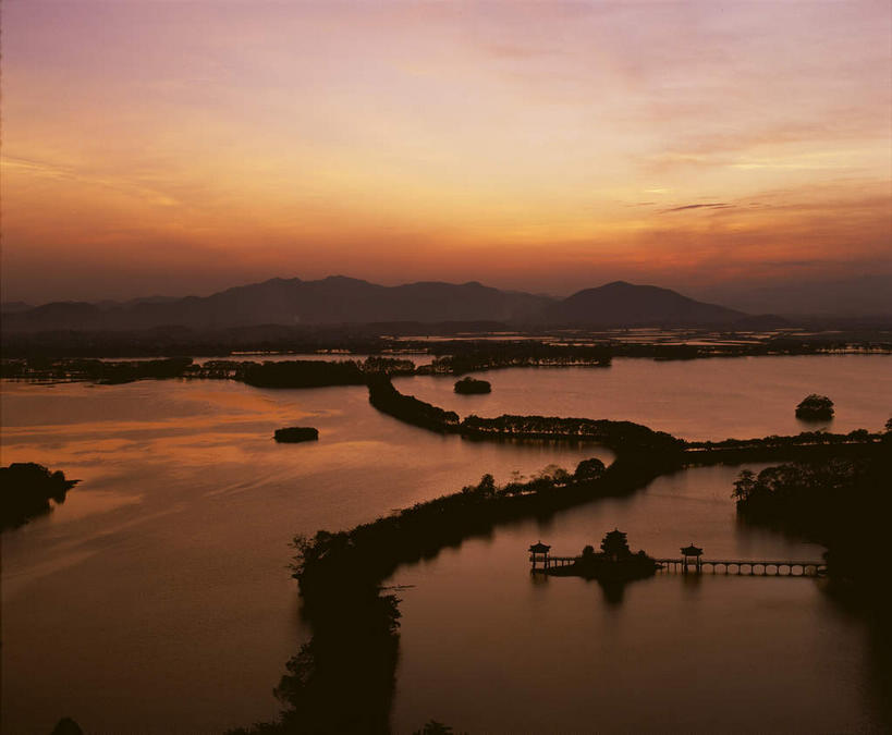 无人,码头,横图,室外,白天,正面,旅游,度假,湖,湖泊,美景,日落,山,山脉,水,港口,中国,亚洲,湖面,景观,山峰,水流,水面,晚霞,霞光,落日,山峦,背光,娱乐,自然,黄昏,湖水,群山,享受,休闲,景色,彩霞,放松,自然风光,逆光,东亚,广东,肇庆,肇庆市,广东省,中华人民共和国,华南地区,粤,夕照,薄暮,夕阳,彩图,傍晚,摆渡口,埠头,渡口,渡头,港湾,海港,货运码头,口岸,商港,斜阳