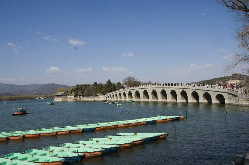 无人,颐和园,宫殿,横图,室外,白天,正面,旅游,度假,河流,名胜古迹,树林,水,植物,标志建筑,地标,建筑,桥梁,船,北京,中国,亚洲,一排,许多,阴影,漂浮,遗迹,整齐,光线,影子,河水,水流,云,云朵,桥,首都,很多,云彩,古迹,文物,娱乐,建设,古建筑,石桥,拱桥,树,树木,排列,蓝色,绿色,白云,蓝天,天空,阳光,自然,交通工具,天,享受,休闲,旅游胜地,放松,拱形,生长,晴朗,成长,人行桥,石拱桥,漂流,舟,权利,队列,载具,古文明,东亚,海淀区,万寿山,昆明湖,中华人民共和国,北京市,京,北平,华北地区,流浪,佛香阁,皇家园林,十七孔桥,流落,流散,漂泊,飘泊,飘流,清漪园,晴空,彩图