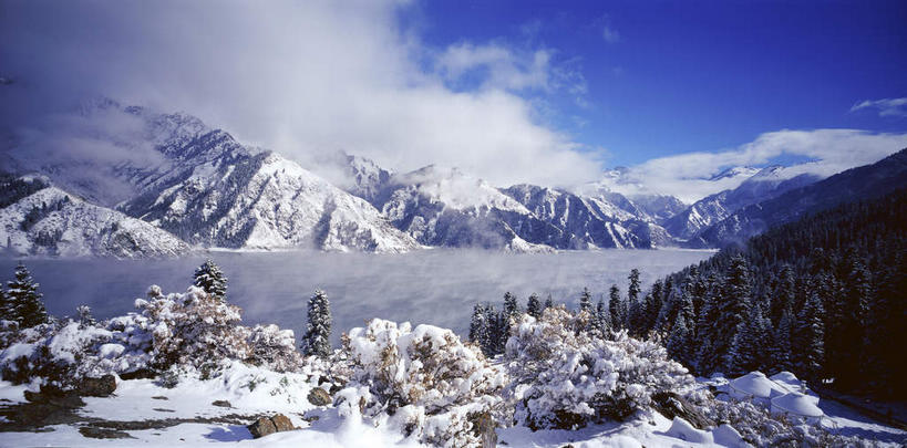 无人,横图,室外,白天,正面,旅游,度假,湖,湖泊,石头,美景,森林,山,山脉,树林,水,峡谷,雪,雪山,植物,大雪,中国,亚洲,阴影,光线,纹路,石子,纹理,影子,冰,湖面,积雪,景观,山峰,水流,水面,雪景,云,云朵,冬季,冬天,山谷,山峦,云彩,娱乐,树,树木,蓝色,绿色,白云,蓝天,天空,阳光,自然,湖水,群山,天,享受,休闲,景色,放松,寒冷,生长,晴朗,成长,连绵,冰冷,绵延,岩层,自然风光,山岭,东亚,天池,新疆,肌理,中华人民共和国,严寒,冰凉,酷寒,凛冽,凛凛,极冷,新疆维吾尔自治区,西北地区,昌吉,昌吉回族自治州,联贯,新疆天池,石块,岩石,晴空,彩图,昌吉州,阜康,阜康市,新