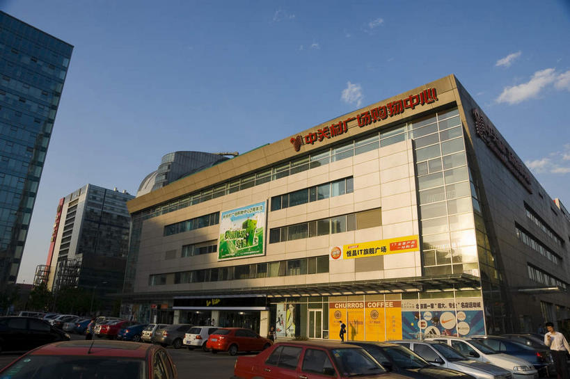 无人,高楼大厦,商店,横图,室外,白天,仰视,购物,度假,消费,美景,窗户,落地窗,城市风光,超市,城市,大厦,道路,建筑,路,摩天大楼,商场,公路,汽车,北京,中国,亚洲,一排,许多,阴影,整齐,光线,标志,文字,影子,柱子,字符,景观,交通,首都,很多,停留,娱乐,标识,建设,玻璃窗,车,排列,红色,蓝色,蓝天,天空,阳光,交通工具,轿车,天,享受,休闲,汉字,景色,放松,金融,百货,晴朗,停止,队列,中文,载具,选购,玻璃幕墙,贸易,百货公司,东亚,海淀区,中关村,万里无云,中华人民共和国,北京市,京,北平,华北地区,血拼,国文,华文,逗留,停顿,晴空,晴空万里,马路,彩图,低角度拍摄,大楼,高层建筑,高楼,购物商场,购物中心,摩天楼,商业中心,中关村大街,中关村广场购物中心