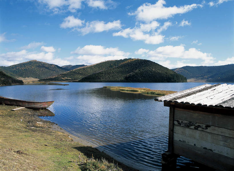 无人,公园,家,横图,室外,白天,正面,旅游,度假,湖,湖泊,美景,森林,山,山脉,树林,水,植物,香格里拉,中国,亚洲,阴影,光线,影子,房屋,屋子,湖面,景观,山峰,水流,水面,云,云朵,山峦,云彩,娱乐,楼房,迪庆,云南,住宅,树,树木,蓝色,绿色,白云,倒影,蓝天,天空,阳光,自然,湖水,群山,天,享受,休闲,景色,放松,生长,晴朗,成长,倒映,国家公园,自然风光,东亚,中甸,迪庆藏族自治州,云南省,中华人民共和国,西南地区,滇,迪庆州,反照,香格里拉县,普达措国家公园,晴空,彩图,房子,属都岗湖,属都湖