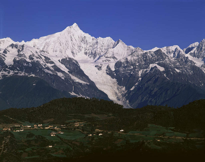 无人,家,横图,室外,白天,正面,旅游,度假,石头,美景,森林,山,山脉,树林,峡谷,雪,雪山,植物,大雪,中国,亚洲,阴影,光线,纹路,石子,纹理,影子,房屋,屋子,冰,积雪,景观,山峰,乡村,雪景,冬季,冬天,农村,山谷,山峦,娱乐,楼房,迪庆,梅里雪山,云南,住宅,树,树木,蓝色,绿色,蓝天,天空,阳光,自然,村庄,群山,天,享受,休闲,景色,放松,寒冷,生长,晴朗,成长,村落,连绵,冰冷,绵延,岩层,自然风光,山岭,东亚,迪庆藏族自治州,云南省,德钦县,万里无云,肌理,中华人民共和国,西南地区,严寒,冰凉,酷寒,凛冽,凛凛,极冷,滇,迪庆州,联贯,屯子,墟落,石块,岩石,晴空,晴空万里,彩图,房子,雪山太子,太子十三峰