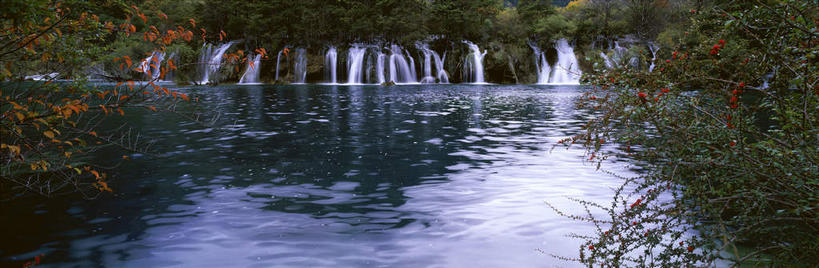 无人,横图,全景,室外,白天,正面,旅游,度假,美景,瀑布,水,天际线,植物,中国,亚洲,飞溅,溅,液体,景观,水滴,悬崖,娱乐,水珠,树,树木,绿色,自然,享受,休闲,景色,放松,四川省,生长,成长,喷洒,自然风光,东亚,四川,阿坝,中华人民共和国,西南地区,阿坝藏族羌族自治州,阿坝州,川,九寨沟县,绝壁,诺日朗瀑布,跌水,彩图