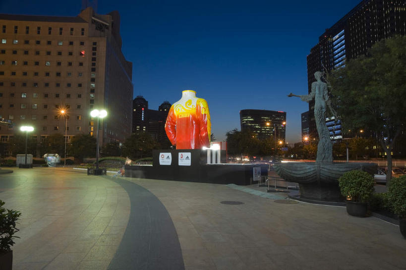 无人,高楼大厦,横图,室外,夜晚,仰视,度假,美景,植物,窗户,城市风光,城市,大厦,道路,建筑,路,路灯,摩天大楼,公路,照明,雕塑,北京,中国,亚洲,艺术,装饰,雕刻,雕像,墙,景观,灯光,交通,首都,娱乐,建设,玻璃窗,墙壁,墙面,灯,树,树木,蓝色,绿色,蓝天,天空,自然,工艺品,天,享受,休闲,景色,放松,生长,成长,纪念,照亮,美术,照明设备,主题,陈列,东亚,中华人民共和国,北京市,京,北平,华北地区,朝阳区,功能,美学,马路,彩图,低角度拍摄,大楼,高层建筑,高楼,摩天楼,朝阳门外大街