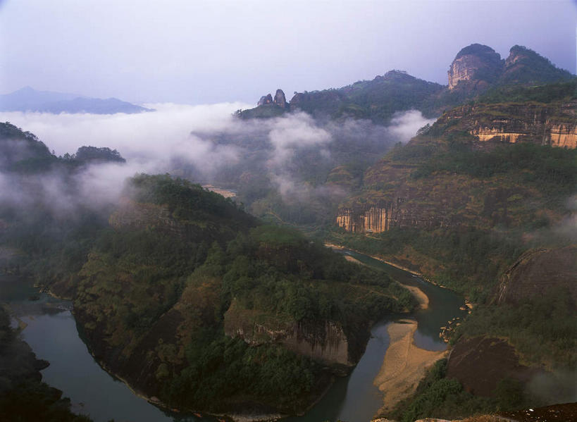 无人,横图,俯视,室外,白天,旅游,度假,河流,美景,森林,山,山脉,树林,水,植物,雾,武夷山,中国,亚洲,朦胧,模糊,曲折,弯曲,河水,景观,山峰,水流,山峦,娱乐,树,树木,蓝色,绿色,蓝天,天空,自然,群山,天,享受,休闲,景色,放松,蜿蜒,生长,成长,迷雾,自然风光,福建,东亚,福建省,中华人民共和国,华东地区,闽,大雾,彩图,高角度拍摄,武夷山市