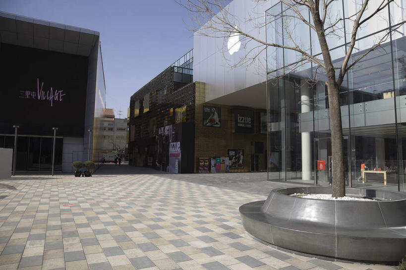 无人,横图,室外,白天,仰视,度假,美景,树林,植物,窗户,城市风光,城市,道路,路,公路,北京,中国,亚洲,阴影,光线,影子,墙,景观,交通,首都,娱乐,玻璃窗,墙壁,墙面,树,树木,蓝色,绿色,倒影,蓝天,天空,阳光,自然,天,享受,休闲,景色,放松,生长,晴朗,成长,倒映,东亚,万里无云,中华人民共和国,北京市,京,北平,华北地区,朝阳区,反照,晴空,晴空万里,马路,彩图,低角度拍摄,三里屯,三里屯酒吧街