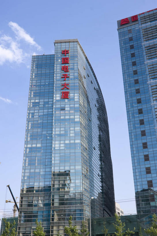 无人,高楼大厦,竖图,室外,白天,仰视,度假,美景,窗户,落地窗,城市风光,城市,大厦,建筑,摩天大楼,北京,中国,亚洲,一排,许多,阴影,整齐,并列,并排,光线,英文,标志,文字,影子,字符,字母,景观,云,云朵,首都,很多,云彩,娱乐,标识,建设,玻璃窗,排列,红色,蓝色,白云,倒影,蓝天,天空,阳光,天,享受,休闲,汉字,景色,放松,晴朗,英文字母,倒映,队列,中文,平行,玻璃幕墙,东亚,海淀区,中关村,中华人民共和国,北京市,京,北平,华北地区,国文,华文,反照,晴空,彩图,低角度拍摄,大楼,高层建筑,高楼,摩天楼,国家自主创新示范区,中关村科技园,中关村E世界,中关村西区