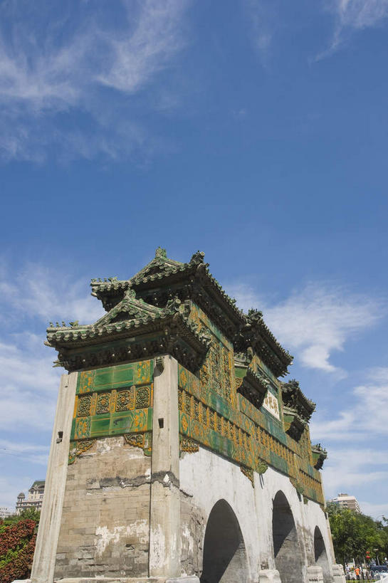 无人,竖图,室外,白天,仰视,旅游,度假,名胜古迹,树林,植物,标志建筑,地标,建筑,路灯,照明,中国,亚洲,阴影,遗迹,光线,瓦片,影子,屋檐,云,云朵,拱门,牌坊,牌楼,灯光,云彩,古迹,文化,文物,娱乐,建设,古建筑,山东,檐,灯,树,树木,蓝色,绿色,白云,蓝天,天空,阳光,自然,天,享受,休闲,旅游胜地,放松,生长,晴朗,成长,纪念,照亮,祭祀,照明设备,表彰,荣誉,古文明,东亚,山东省,泰安,中华人民共和国,华东地区,荣耀,鲁,泰安市,东岳庙,岱庙,晴空,彩图,低角度拍摄,传统文化,秩祀岱宗