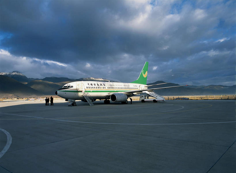 无人,机场,横图,室外,白天,正面,旅游,度假,美景,山,山脉,飞机,飞机场,香格里拉,中国,亚洲,一辆,阴影,光线,影子,景观,山峰,云,云朵,交通,山峦,云彩,停留,娱乐,航空,迪庆,云南,蓝色,白云,蓝天,天空,阳光,自然,停机坪,交通工具,群山,天,享受,休闲,景色,放松,运输,晴朗,停止,客机,自然风光,载具,东亚,中甸,迪庆藏族自治州,云南省,香格里拉机场,中华人民共和国,西南地区,滇,迪庆州,逗留,停顿,香格里拉县,晴空,彩图