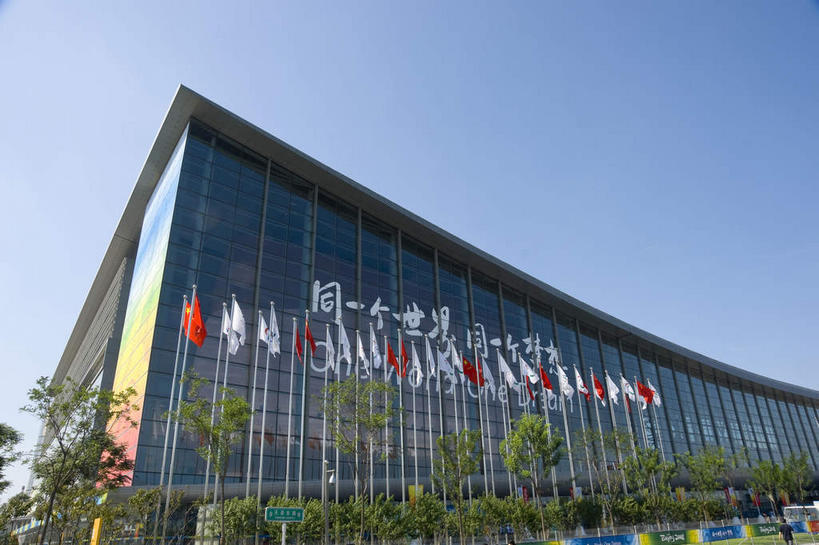 无人,体育馆,公园,运动场,横图,室外,白天,仰视,锻炼,旅游,度假,快乐,比赛,运动,竞争,树林,植物,窗户,标志建筑,地标,建筑,旗帜,北京,中国,亚洲,一排,许多,吊挂,悬挂,阴影,整齐,光线,标志,旗杆,文字,影子,字符,墙,首都,很多,挂,娱乐,标识,旗子,建设,体育场,玻璃窗,墙壁,墙面,树,树木,排列,蓝色,绿色,蓝天,天空,阳光,自然,天,享受,休闲,汉字,旅游胜地,奥林匹克,奥运,放松,生长,晴朗,成长,体育运动,队列,中文,东亚,万里无云,中华人民共和国,北京市,京,北平,华北地区,朝阳区,运动馆,国文,华文,旗号,体育,晴空,晴空万里,彩图,低角度拍摄,健身,北京奥林匹克公园,奥运会,奥林匹克运动,北京奥运会,2008年北京奥运会,国家会议中心击剑馆