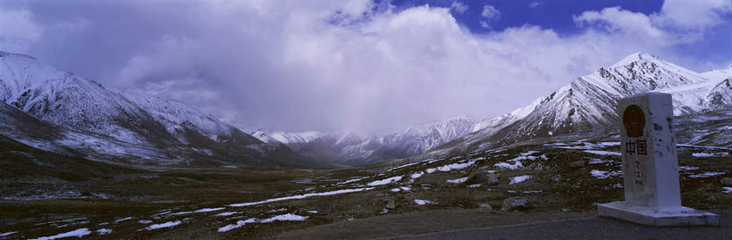 无人,横图,全景,室外,白天,仰视,旅游,度假,石头,美景,山,山脉,天际线,峡谷,雪,雪山,大雪,雕塑,中国,亚洲,阴影,艺术,装饰,光线,纹路,雕刻,雕像,石子,纹理,影子,冰,积雪,景观,山峰,雪景,云,云朵,冬季,冬天,山谷,山峦,云彩,娱乐,石雕,石刻,蓝色,白云,蓝天,天空,阳光,自然,石碑,工艺品,群山,天,享受,休闲,景色,放松,寒冷,晴朗,纪念,连绵,美术,冰冷,绵延,岩层,自然风光,主题,山岭,陈列,东亚,新疆,界碑,肌理,中华人民共和国,功能,美学,严寒,冰凉,酷寒,凛冽,凛凛,极冷,新疆维吾尔自治区,西北地区,联贯,石块,岩石,晴空,彩图,低角度拍摄,新