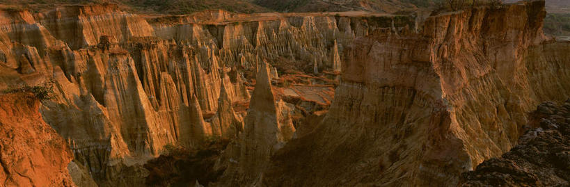 无人,横图,俯视,室外,白天,旅游,度假,石头,美景,峡谷,植物,中国,亚洲,阴影,光线,石子,影子,景观,山谷,娱乐,云南,树,树木,绿色,阳光,自然,享受,休闲,景色,放松,生长,成长,岩层,自然风光,东亚,土林,云南省,元谋县,中华人民共和国,西南地区,滇,楚雄,楚雄州,楚雄彝族自治州,石块,岩石,彩图,高角度拍摄,浪巴铺土林,新华土林,新华乡,元谋