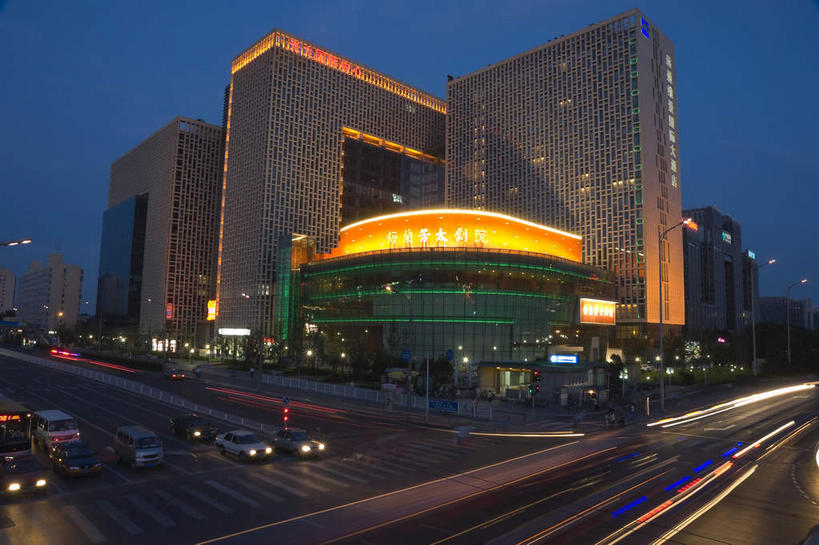 无人,高楼大厦,横图,彩色,室外,夜晚,长时间曝光,仰视,度假,美景,窗户,城市风光,标志建筑,城市,大厦,道路,地标,建筑,剧院,路,摩天大楼,霓虹灯,人行横道,夜景,公路,汽车,北京,中国,亚洲,阴影,光线,影子,墙,景观,人行道,灯光,七彩,交通,首都,娱乐,光源,建设,霓虹,玻璃窗,墙壁,墙面,车,灯,蓝色,蓝天,天空,交通工具,轿车,天,享受,休闲,景色,放松,照明设备,载具,人行横道线,曝光,东亚,中华人民共和国,北京市,京,北平,华北地区,西城区,氖灯,斑马线,马路,彩图,低角度拍摄,大楼,高层建筑,高楼,剧场,摩天楼,梅兰芳大剧院