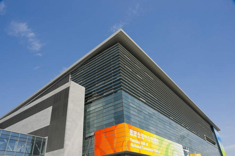 无人,体育馆,公园,运动场,横图,室外,白天,仰视,锻炼,旅游,度假,快乐,比赛,运动,竞争,窗户,标志建筑,地标,建筑,北京,中国,亚洲,阴影,光线,信息,影子,墙,云,云朵,首都,云彩,娱乐,建设,体育场,海报,玻璃窗,广告,墙壁,墙面,蓝色,白云,蓝天,天空,阳光,天,享受,休闲,旅游胜地,奥林匹克,奥运,放松,晴朗,体育运动,宣传,东亚,中华人民共和国,北京市,京,北平,华北地区,朝阳区,运动馆,体育,晴空,彩图,低角度拍摄,健身,北京奥林匹克公园,奥运会,奥林匹克运动,招贴,北京奥运会,2008年北京奥运会,国家会议中心击剑馆